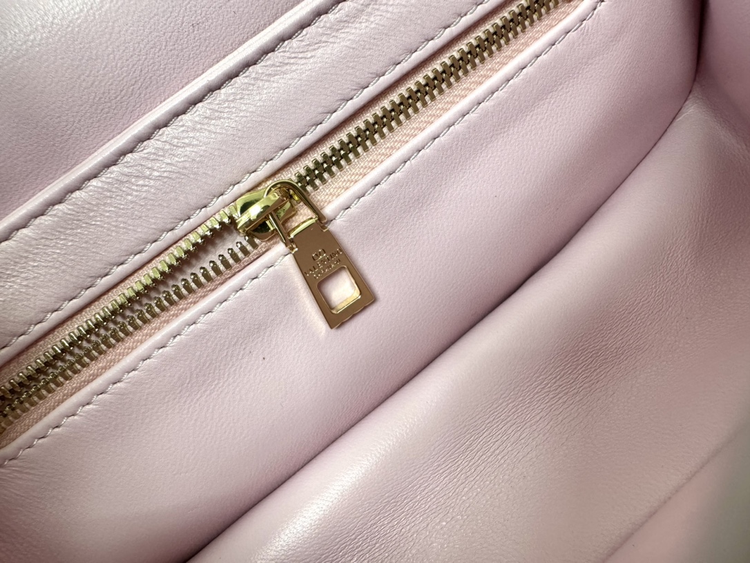 Valentino Vlogo Signature Bag-26*1399CM