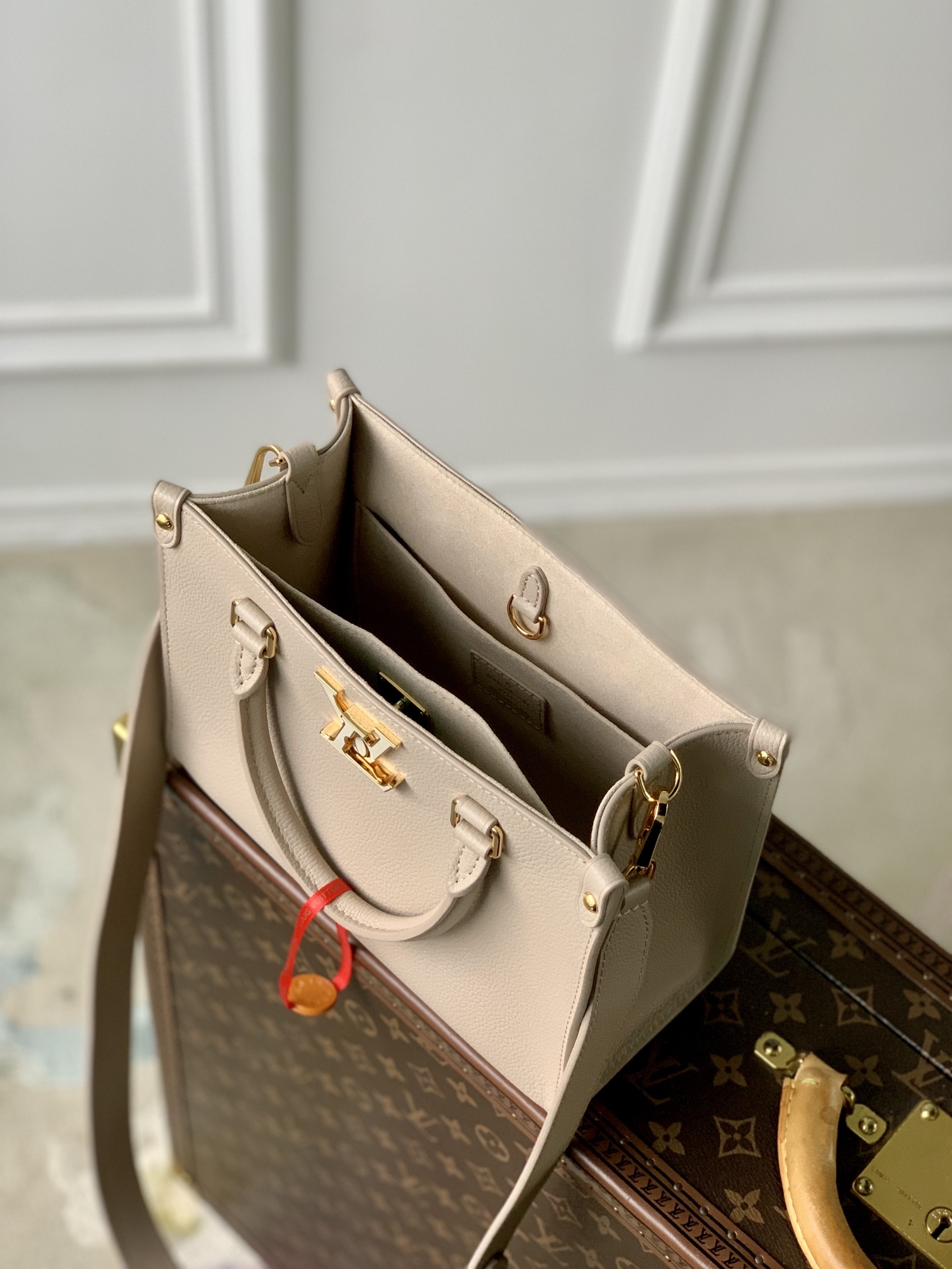 l0*is V*t0n lock and go handbag-24.5 x 19 x 10.5cm