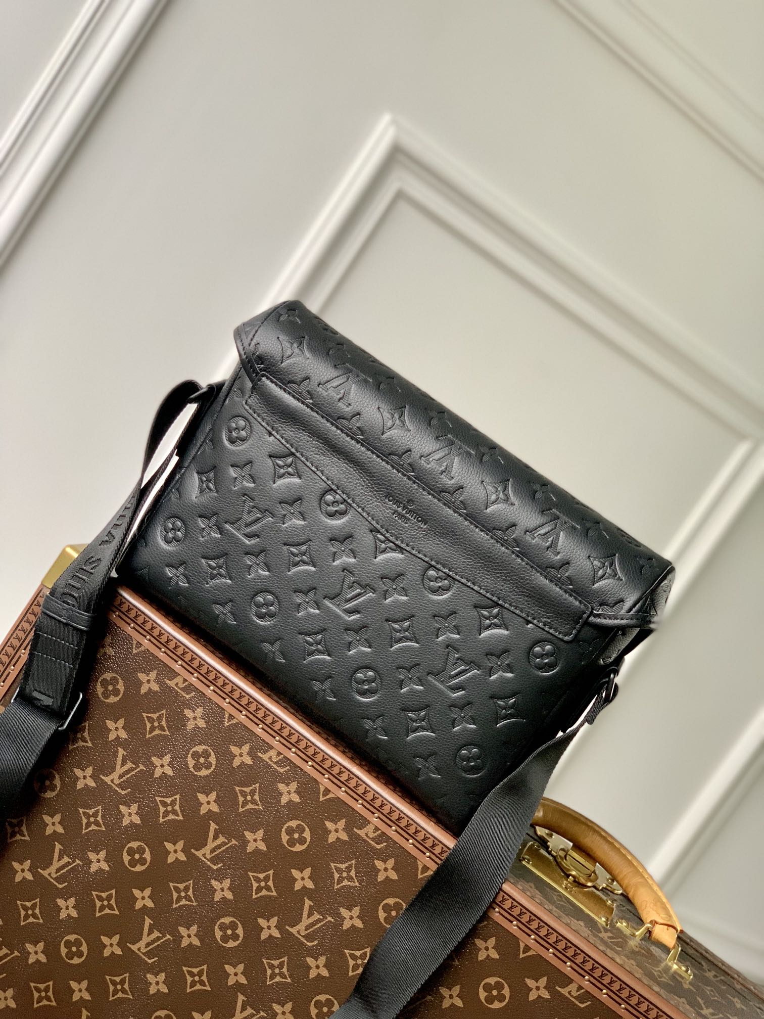 l0*is V*t0n messenger mm voyager-m25121-33 x 22.5 x 11cm