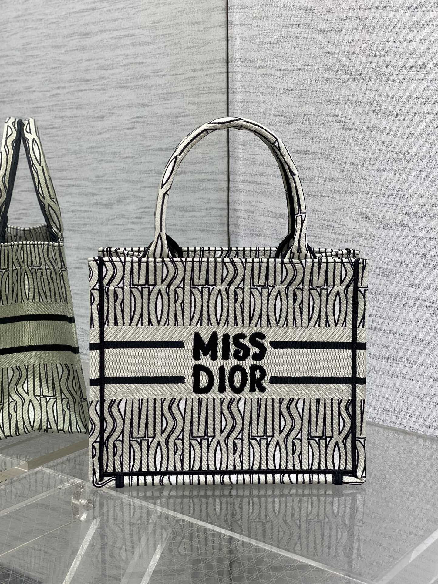 D*or small book tote-26*8*22cm