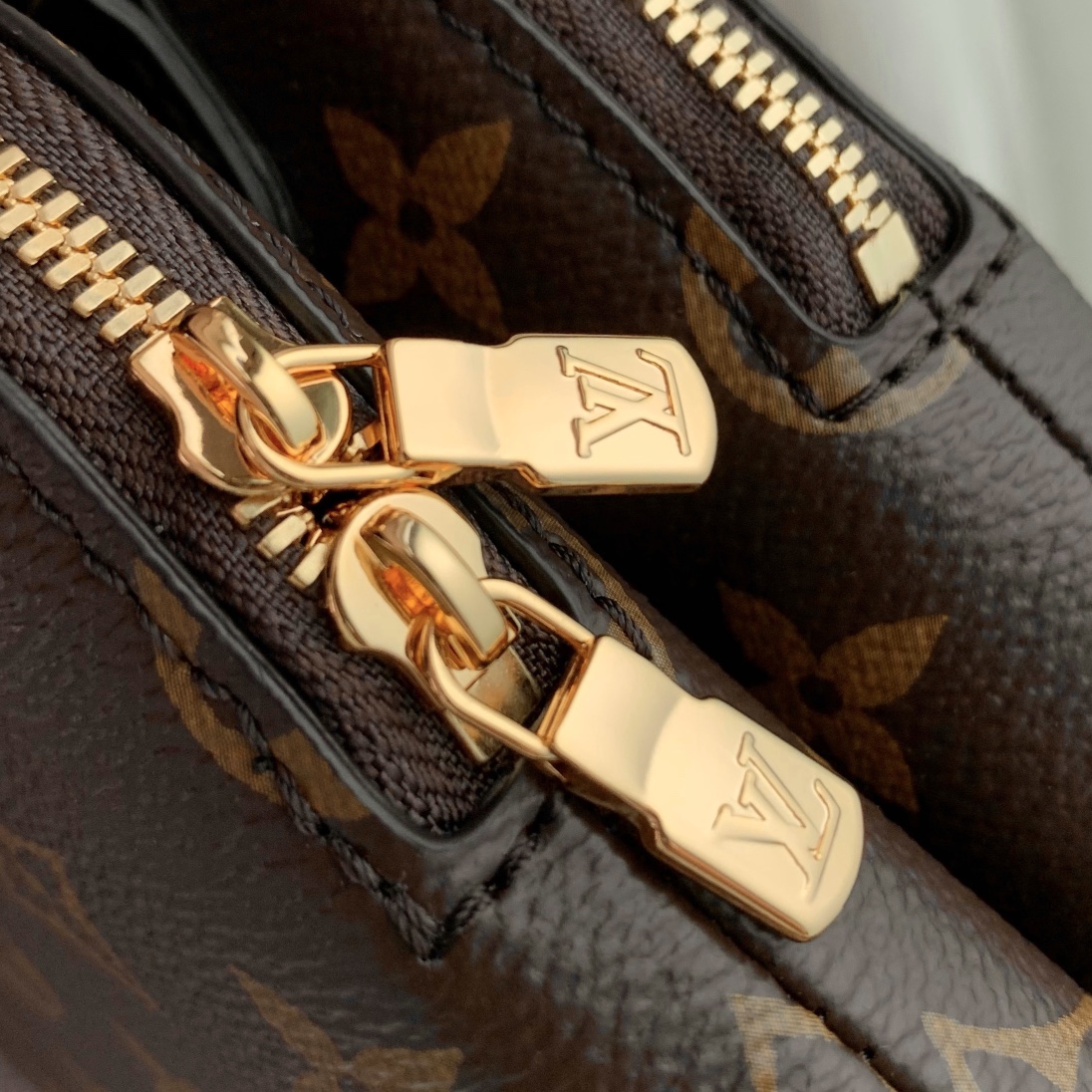 Louis Vuitton Be Alma M12996-15 x 7 x 27CM
