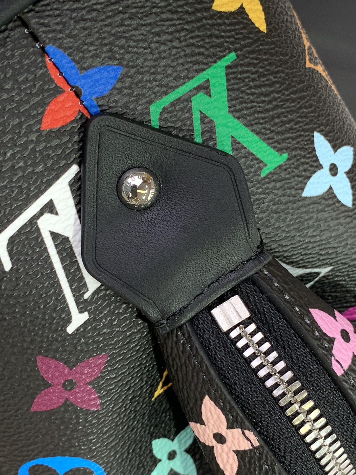 Louis Vuitton Pochette Cosmétique-27 x 18 x9CM