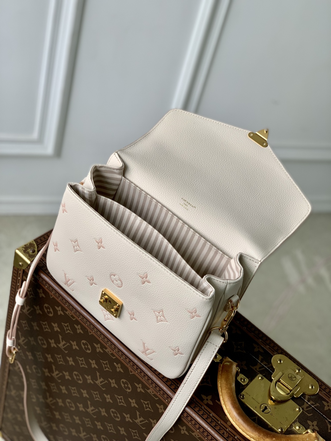 Louis Vuitton Pochette Metis Handbags-25*19*7CM