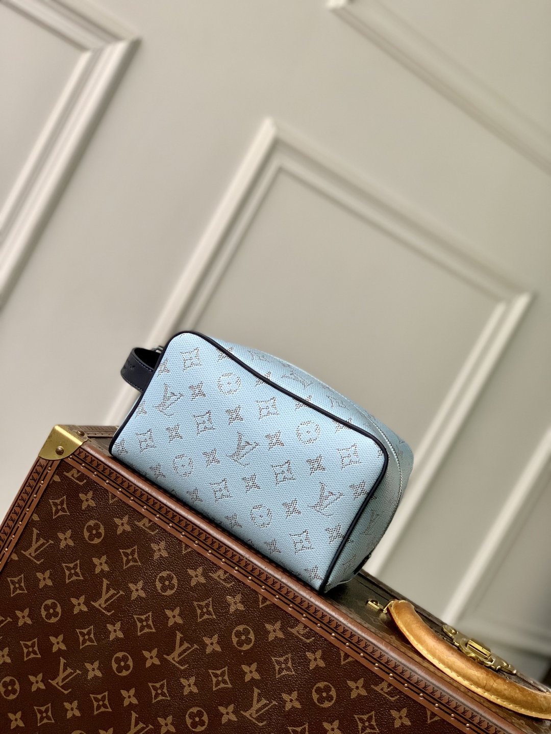 Louis Vuitton Locker Dopp Kit Pouch -23 x 13 x 12CM