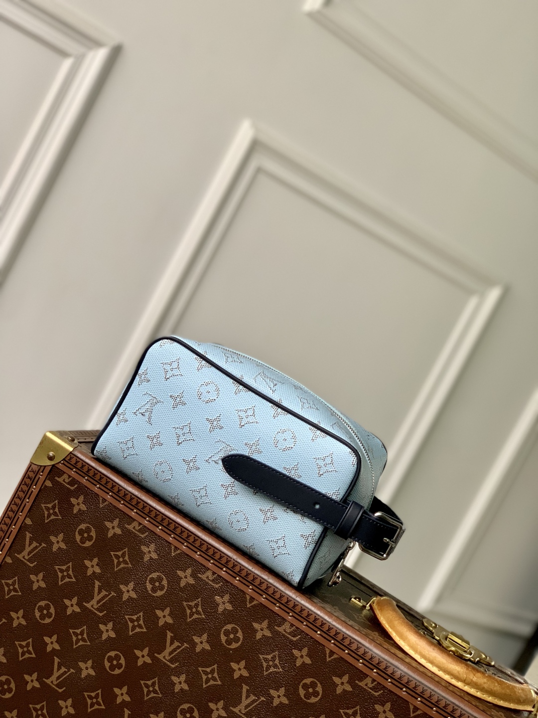 Louis Vuitton Locker Dopp Kit Pouch -23 x 13 x 12CM