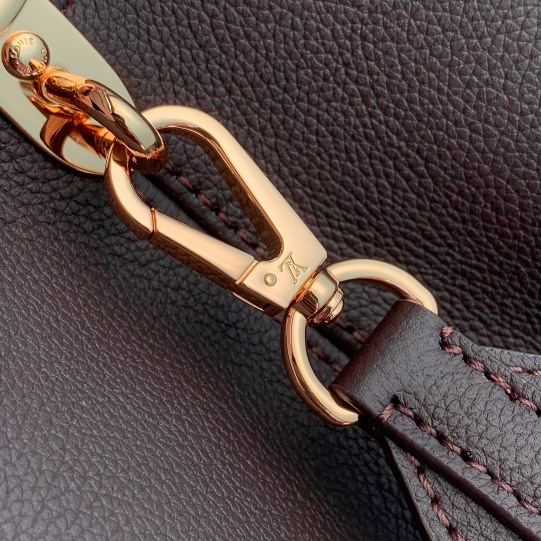 Louis Vuitton Capucines Souple Handlebag-24 x 12 x 33CM
