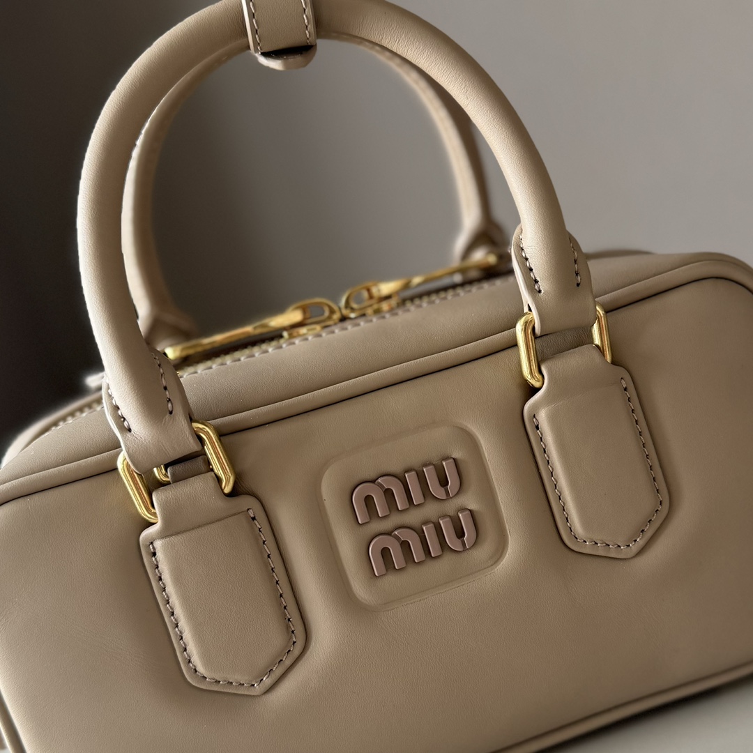 MiuMiu Top Handbags-22X10.5X7.5CM