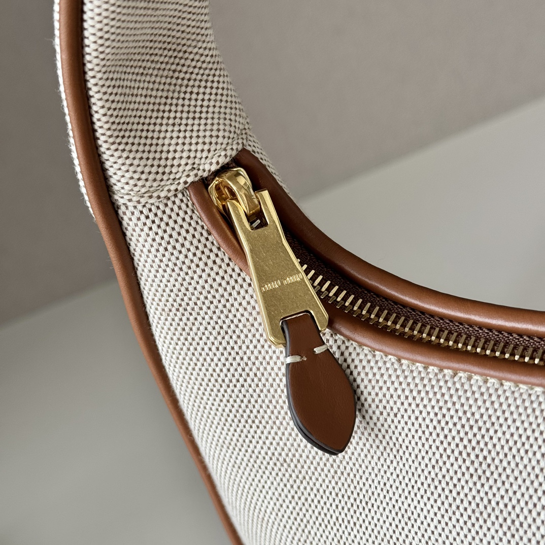 MiuMiu MiuWaner Bag--23 x 13 x 7CM