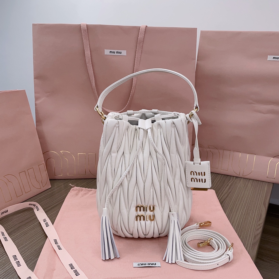 MiuMiu Matelasse Bucket-20X18X14CMCM