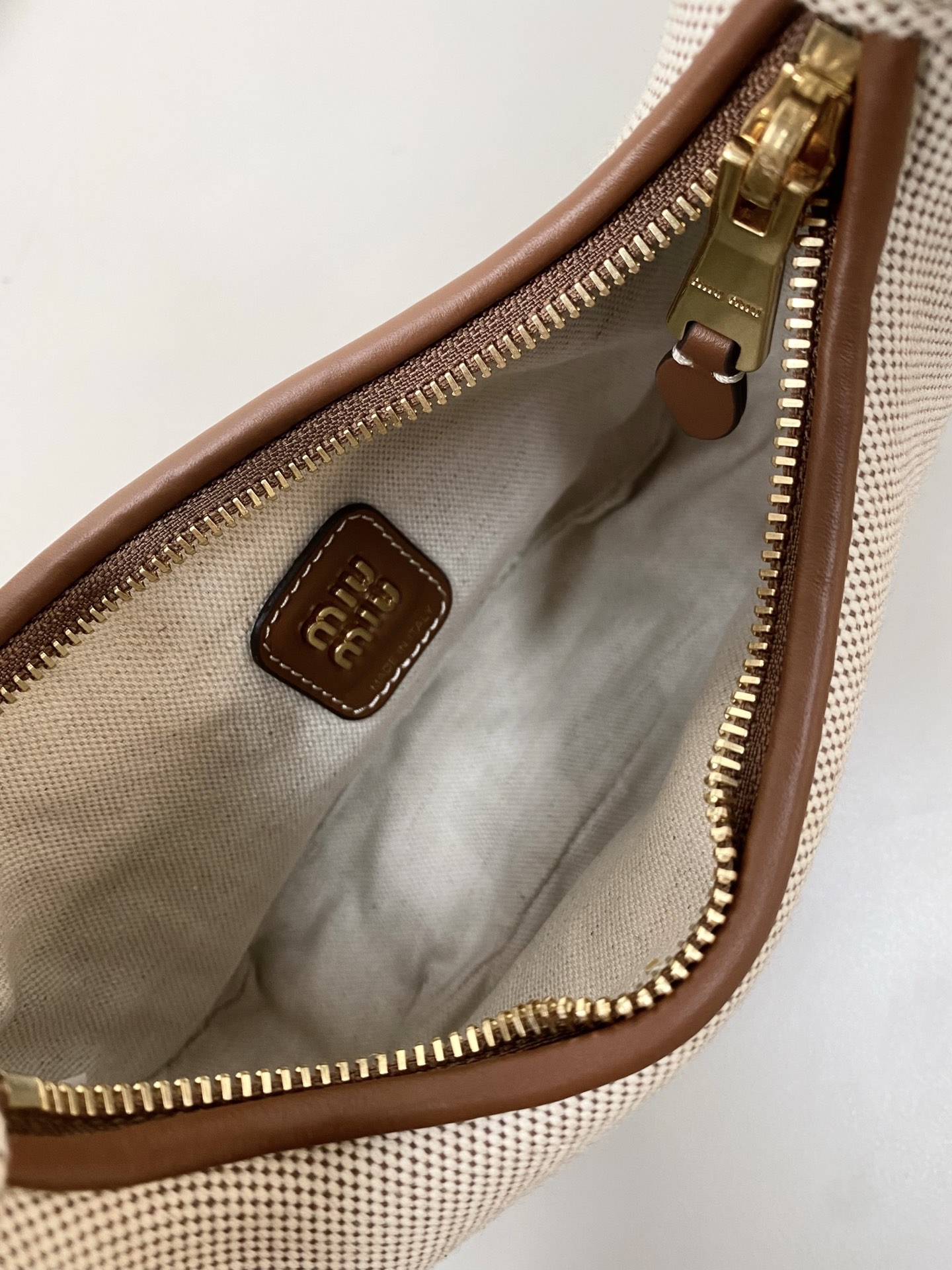 MiuMiu Wander Bag-20X13X7CM