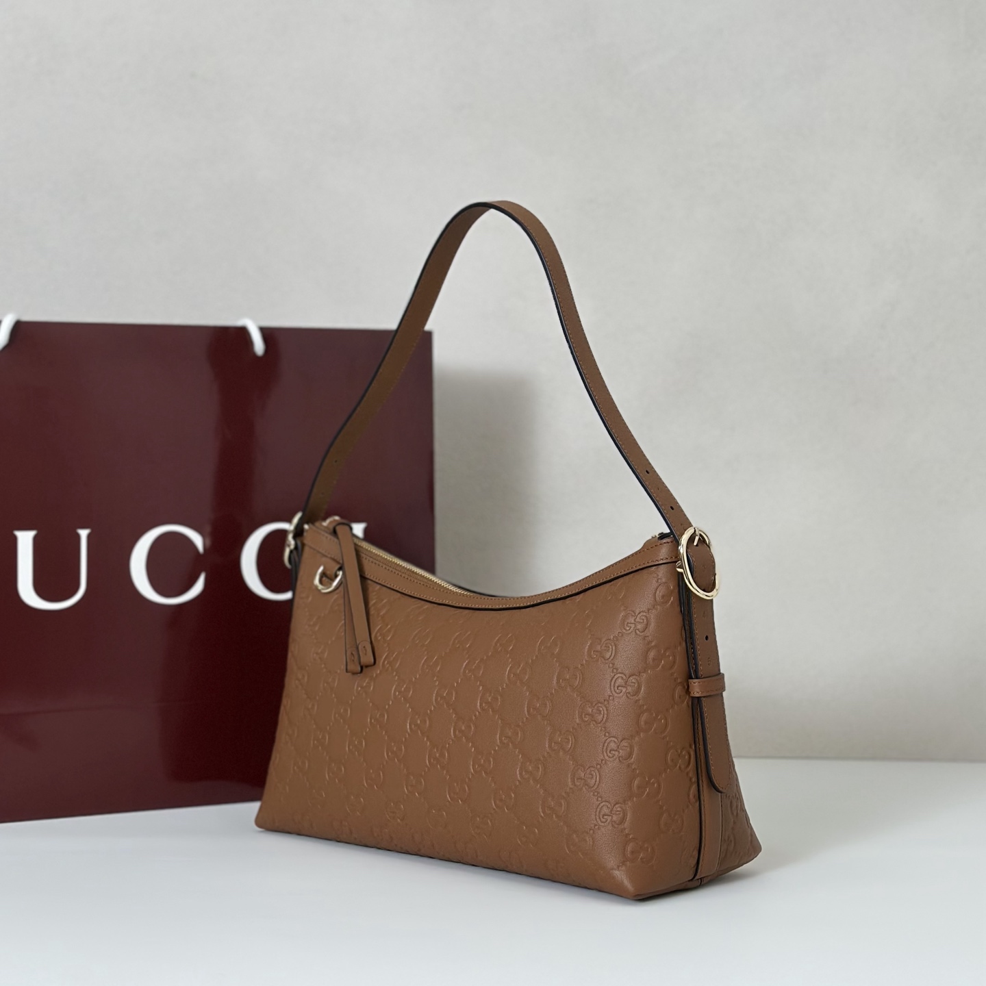 Gucci Medium Emblem Shoulder Bag-30*19*11CM