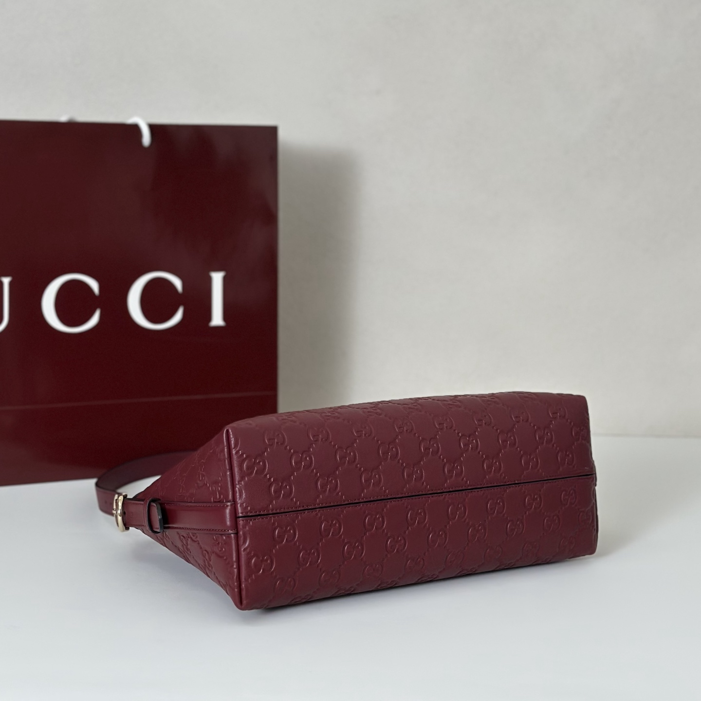 Gucci Medium Emblem Shoulder Bag-30*19*11CM