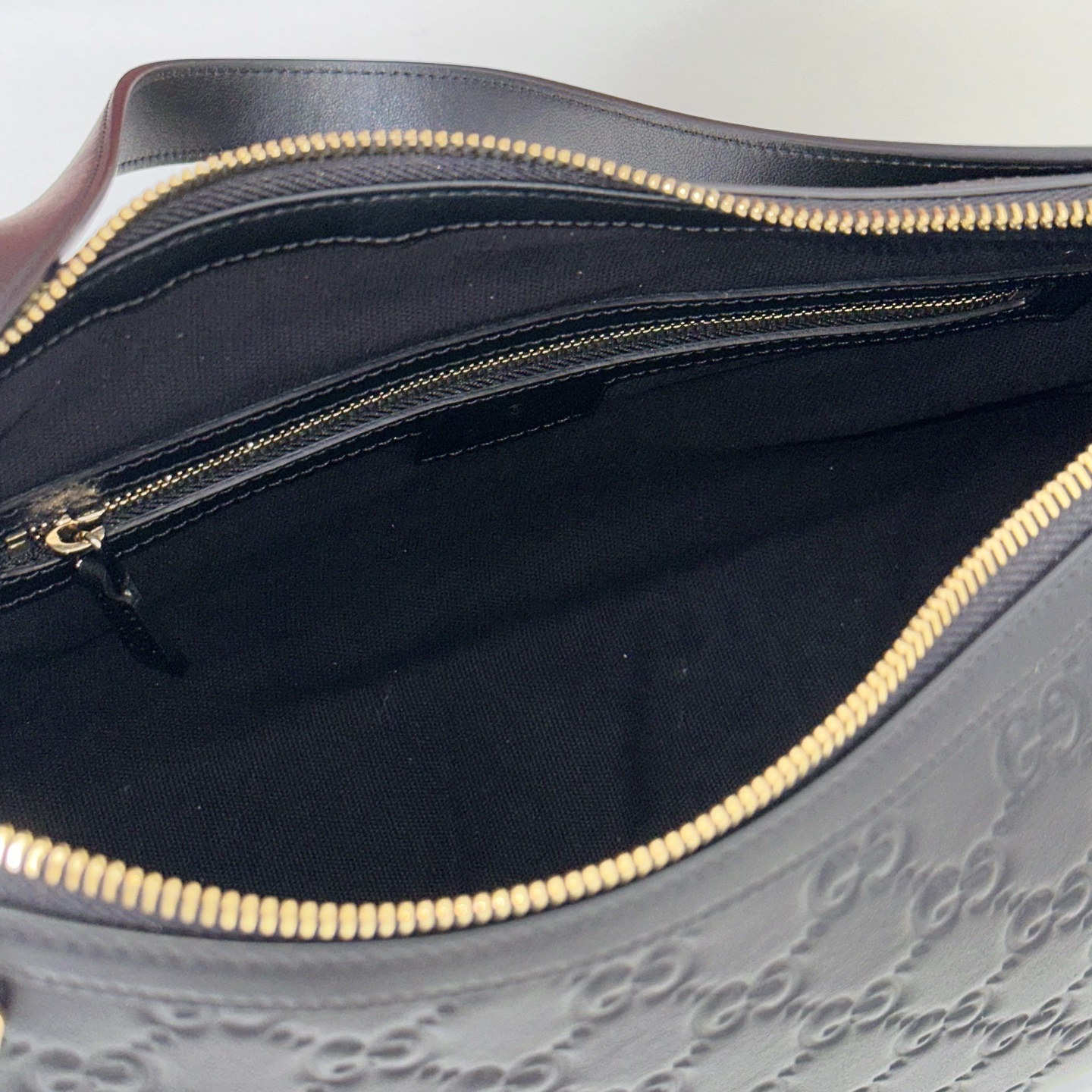 Gucci Medium Emblem Shoulder Bag-30*19*11CM