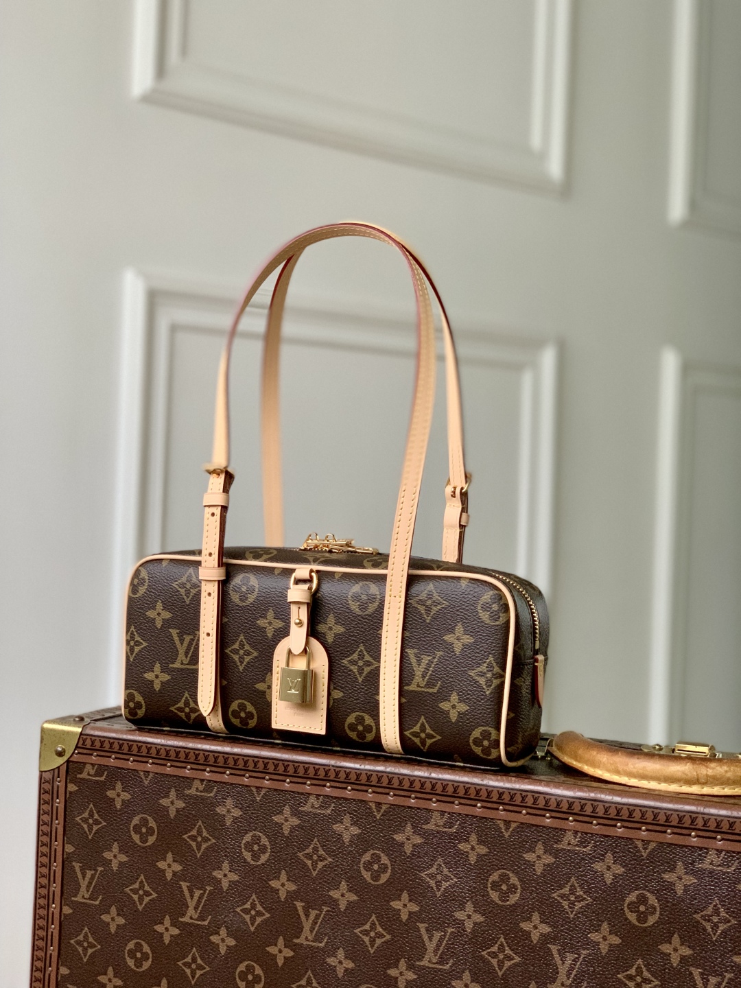 Louis Vuitton Hang On Monogram Handbag-M47031-11.5 x 6.5 x 26 CM