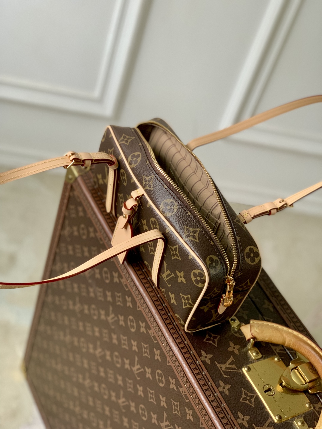 Louis Vuitton Hang On Monogram Handbag-M47031-11.5 x 6.5 x 26 CM