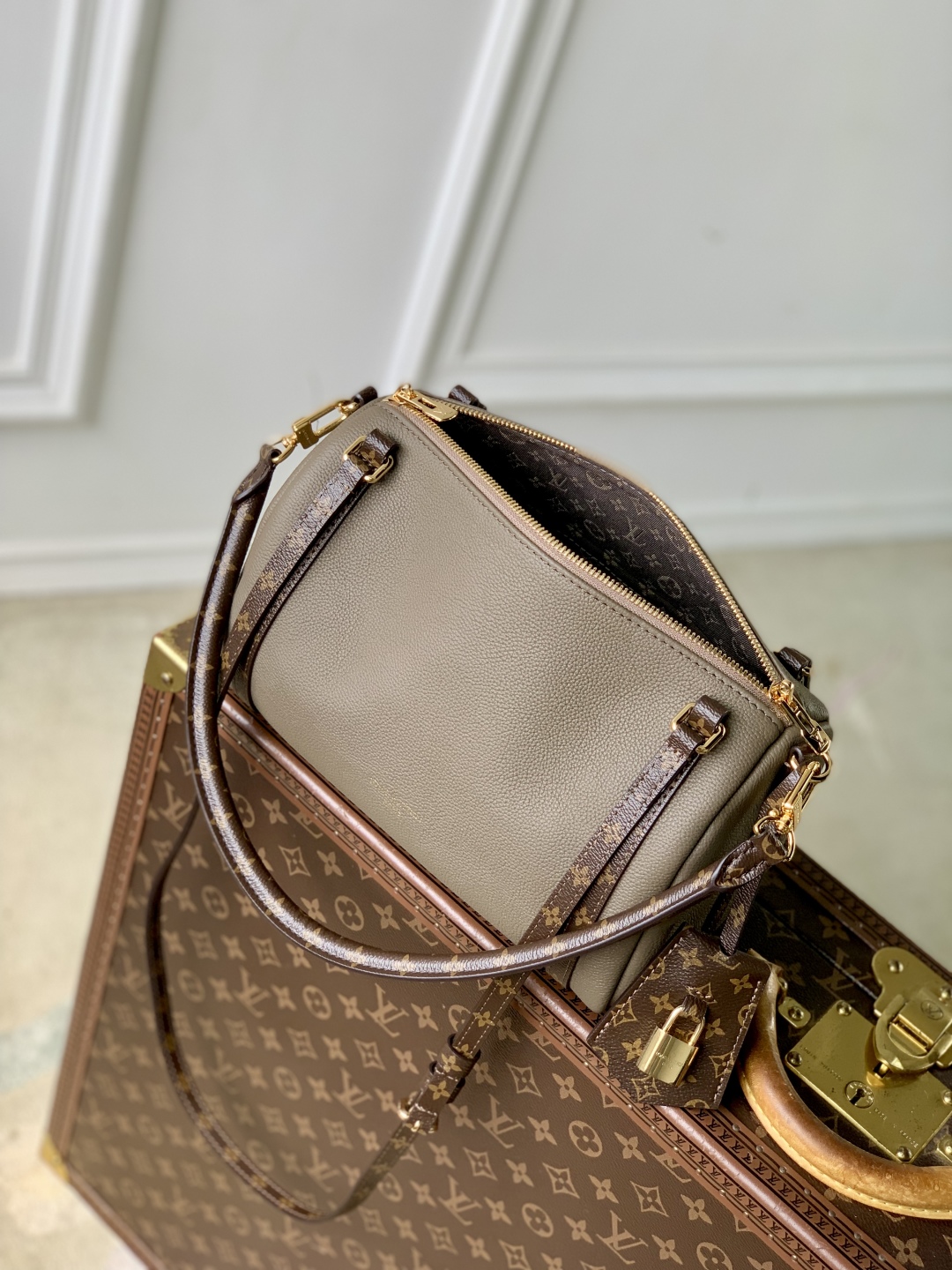Louis Vuitton Express Handbag-M26039-17 x 13.5 x 26CM