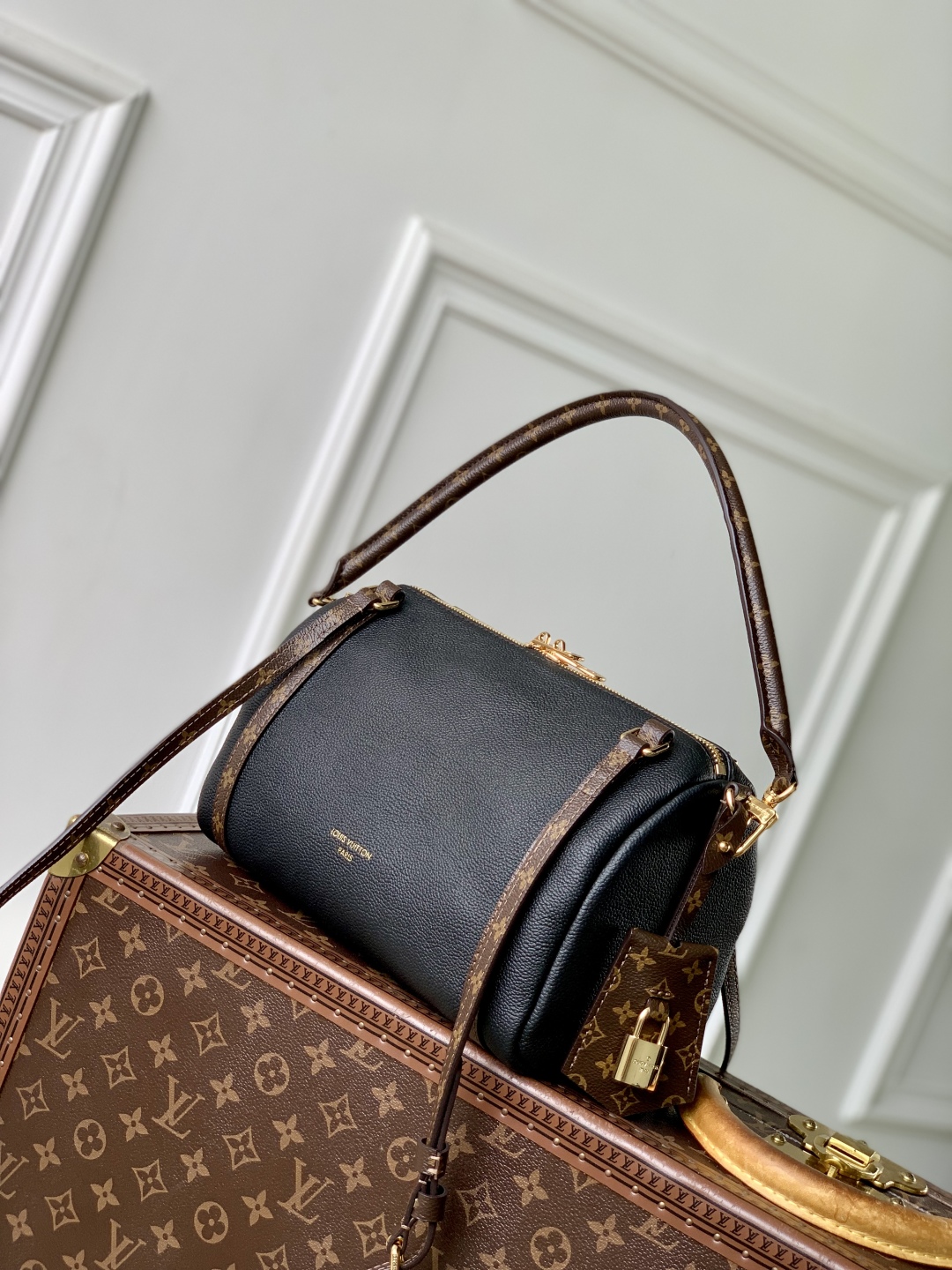 Louis Vuitton Express Handbag-M26039-17 x 13.5 x 26CM