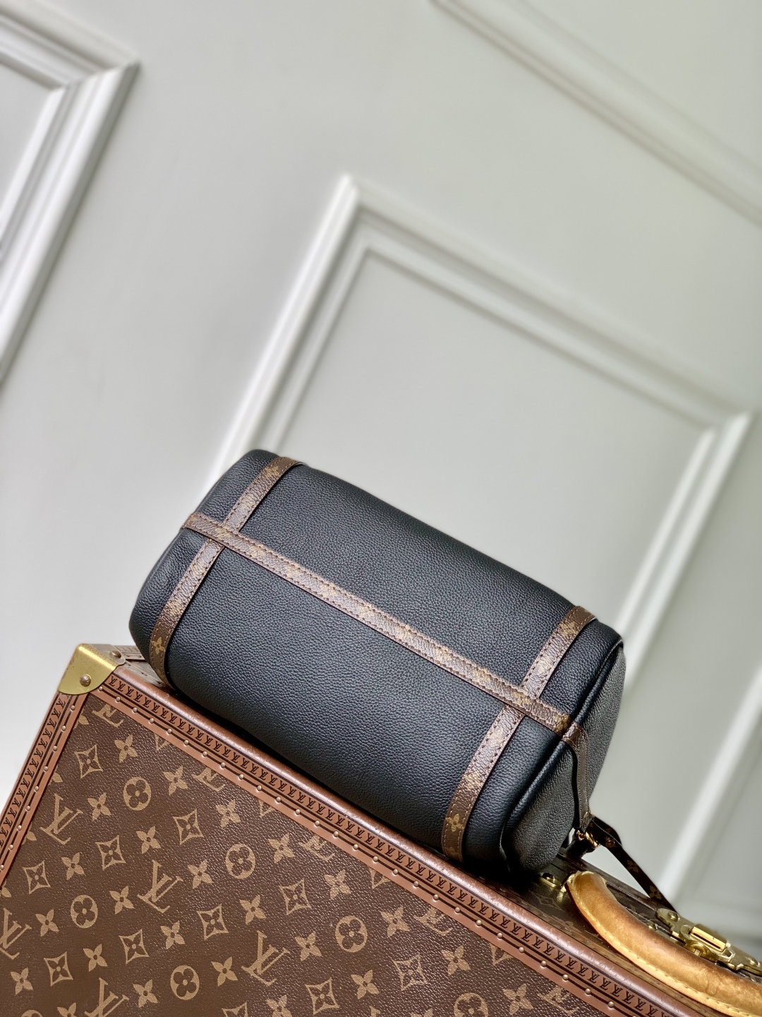 Louis Vuitton Express Handbag-M26039-17 x 13.5 x 26CM