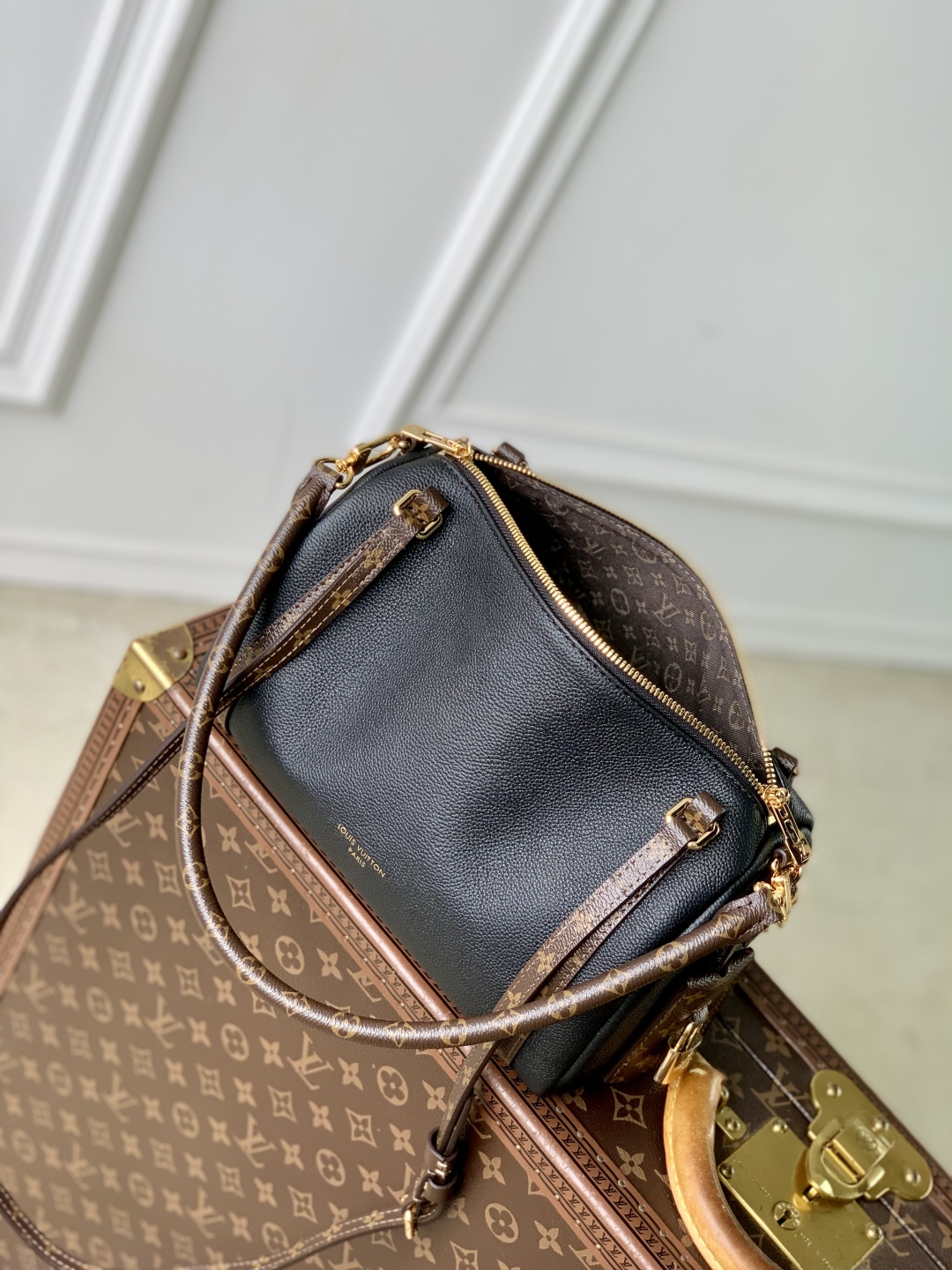 Louis Vuitton Express Handbag-M26039-17 x 13.5 x 26CM