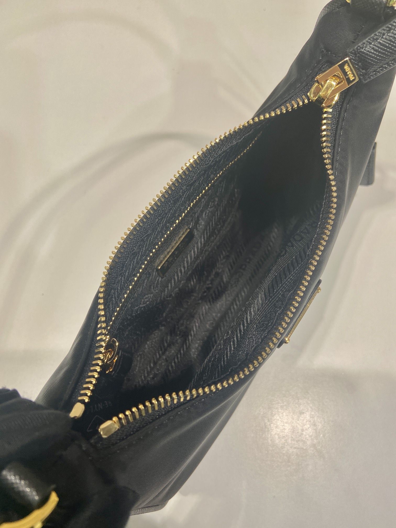 Prada Re-Edition 2005 Hobo Bag-22*18*6.5CM
