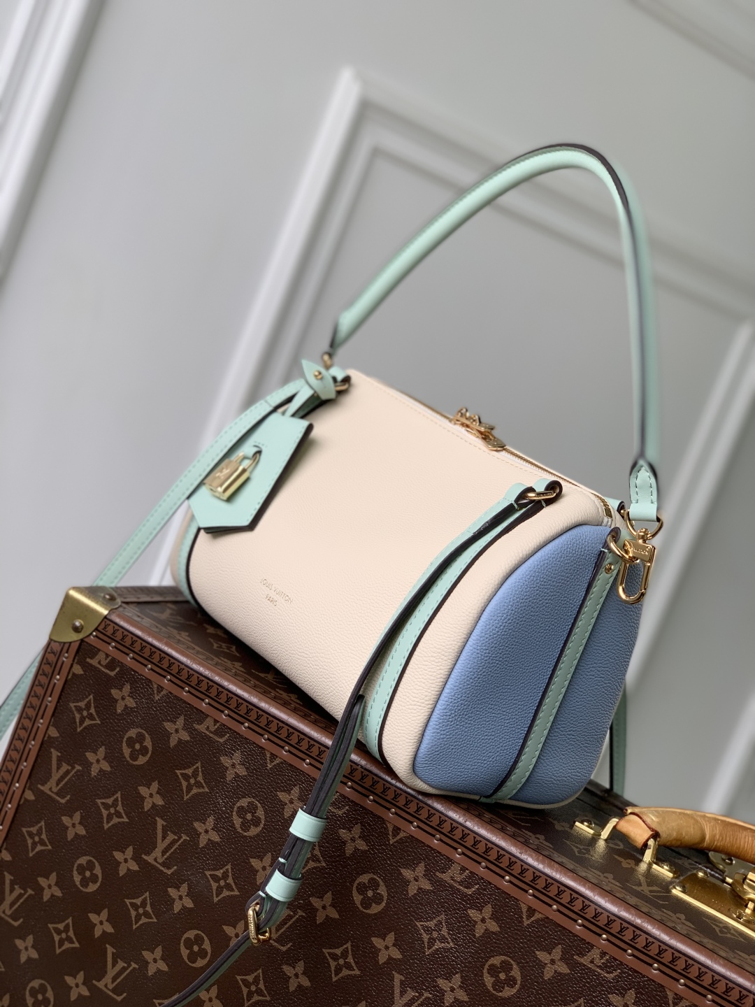 Louis Vuitton Express Handbag-M26039-17 x 13.5 x 26CM